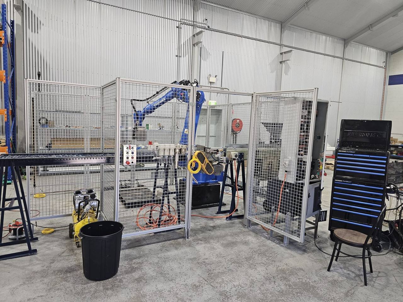 Robotic palletising cell with safety guarding